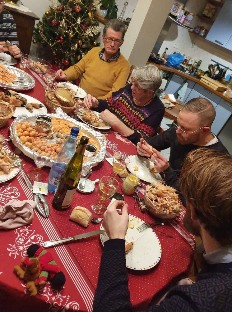 La famille mange des fruit de mer